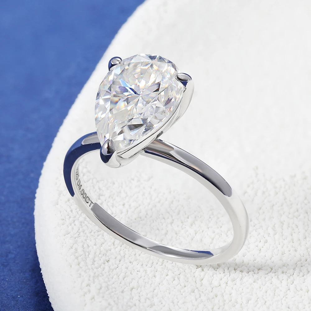 ZAFFIORA – Anel de Noivado com Moissanita Corte Pera em Prata 925 e Banho de Ouro Branco 18K