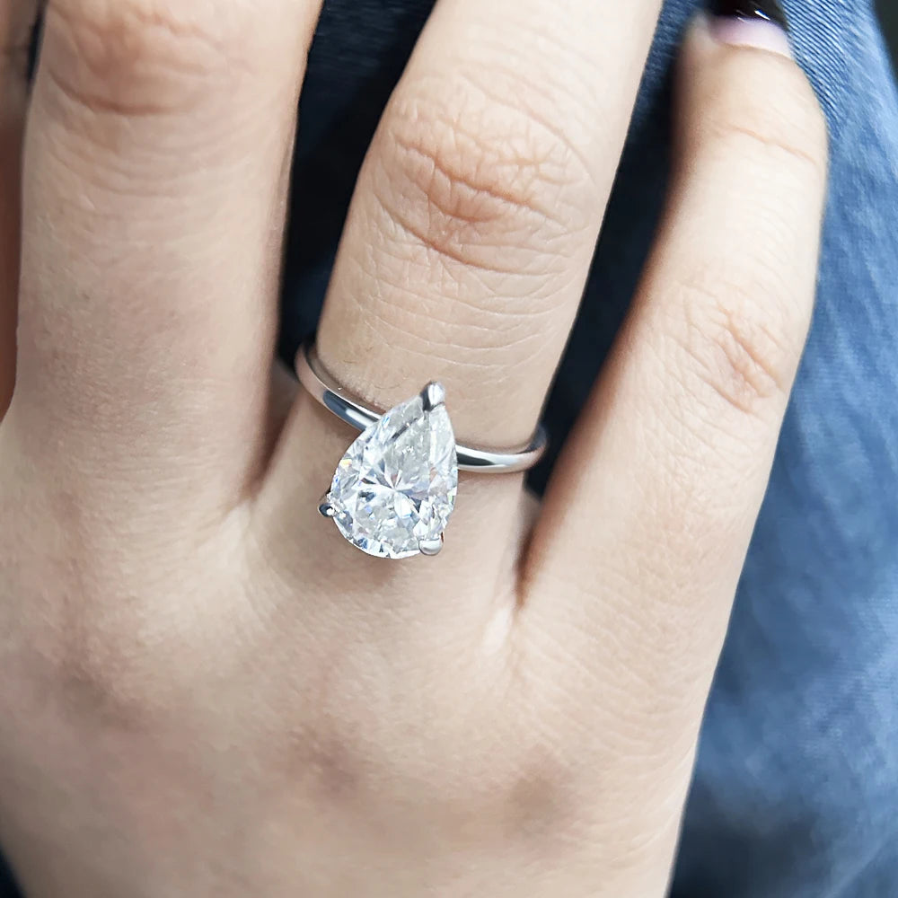 ZAFFIORA – Anel de Noivado com Moissanita Corte Pera em Prata 925 e Banho de Ouro Branco 18K