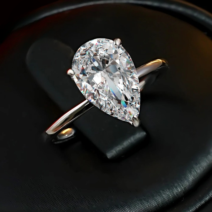 ZAFFIORA – Anel de Noivado com Moissanita Corte Pera em Prata 925 e Banho de Ouro Branco 18K