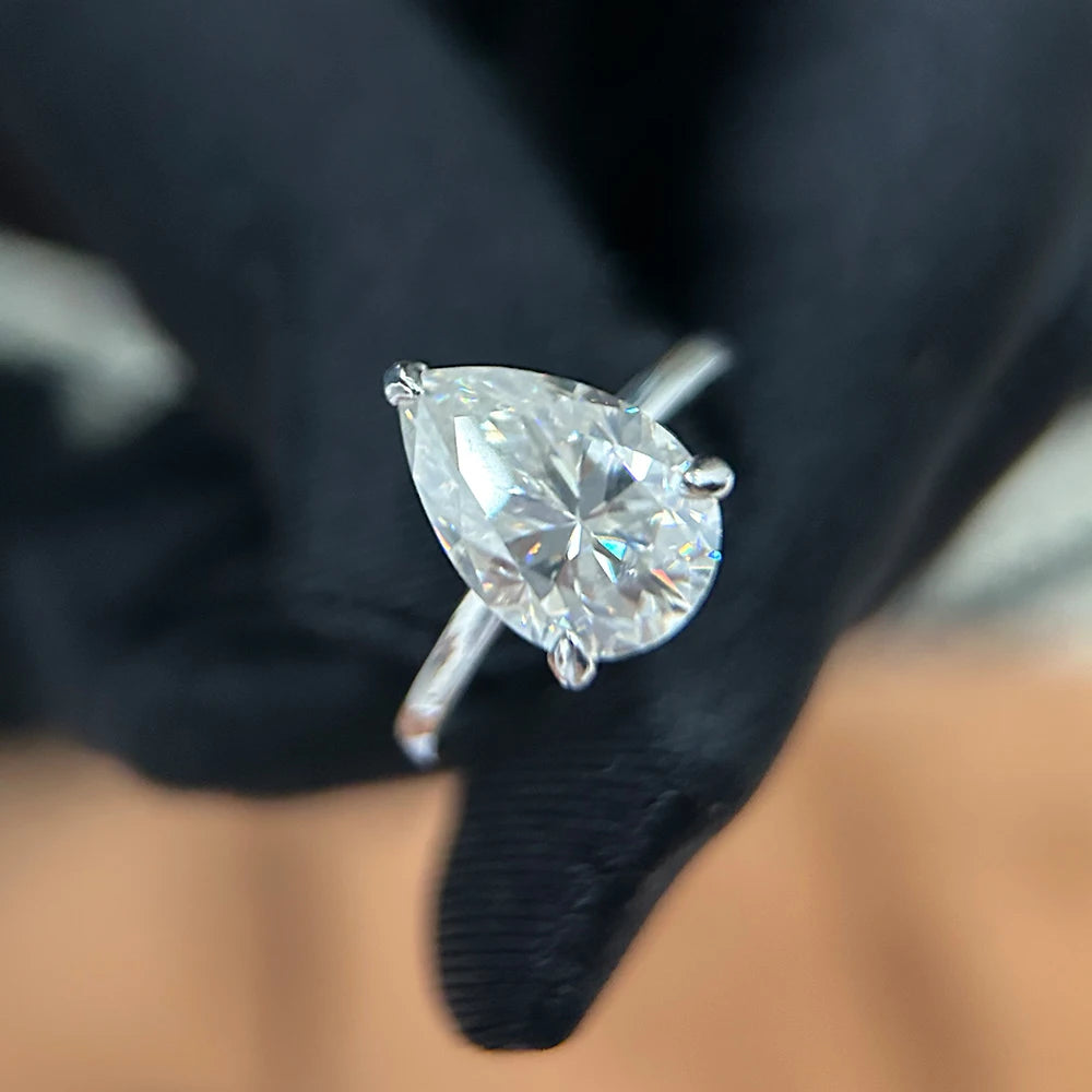 ZAFFIORA – Anel de Noivado com Moissanita Corte Pera em Prata 925 e Banho de Ouro Branco 18K